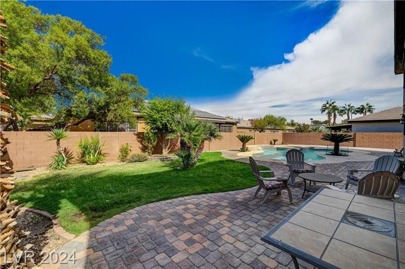 Alberca y patio de adoquines de una casa vendida por Park Place Realty, Las Vegas