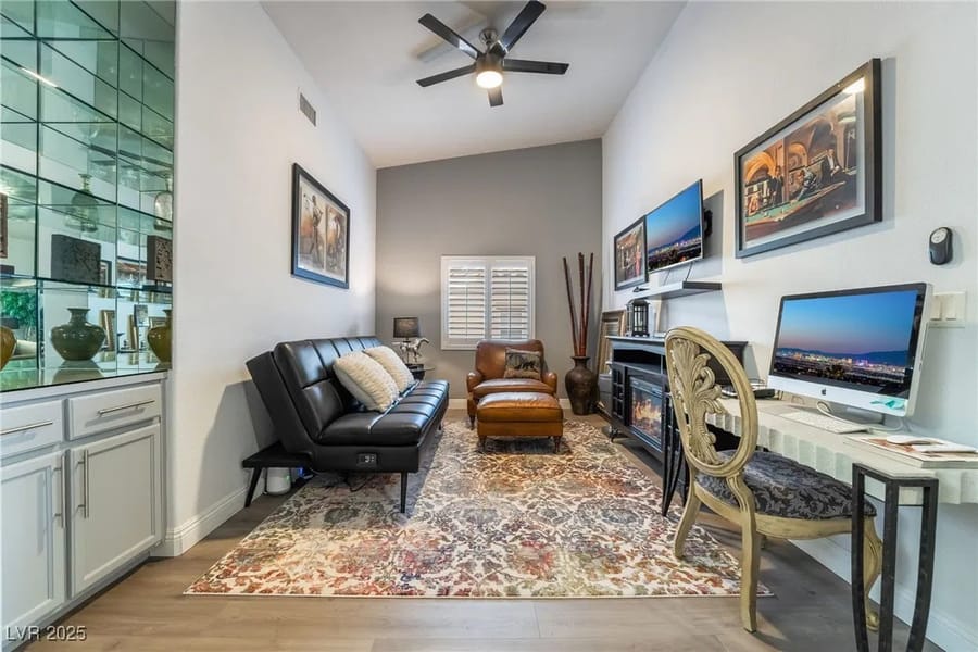 Oficina en casa con bar de espejos en una casa vendida por Park Place Realty, Las Vegas