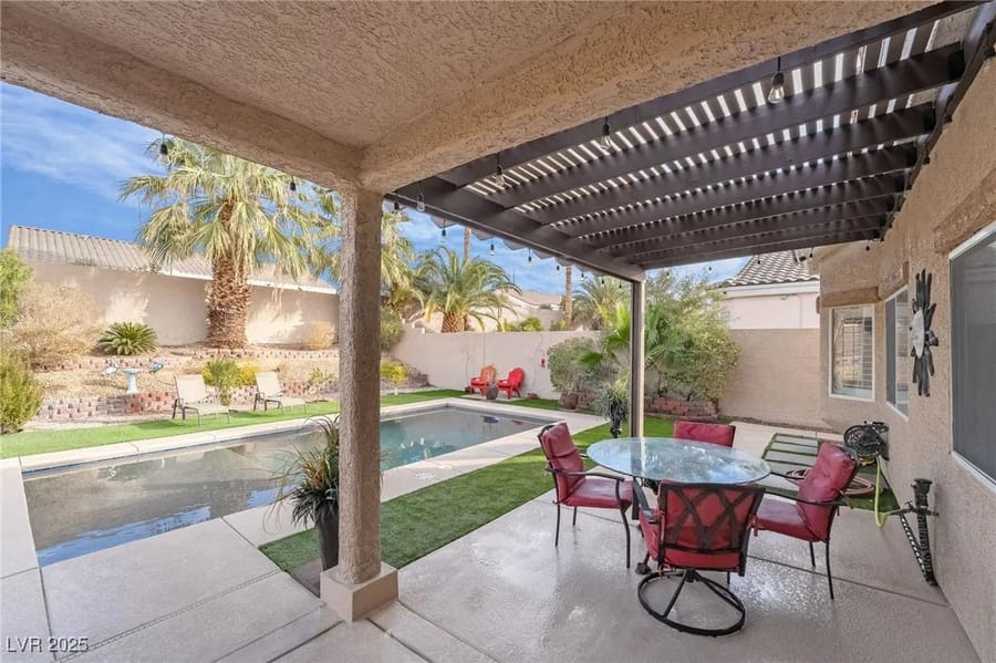 Patio trasero con pérgola y alberca de una casa vendida por Park Place Realty, Las Vegas