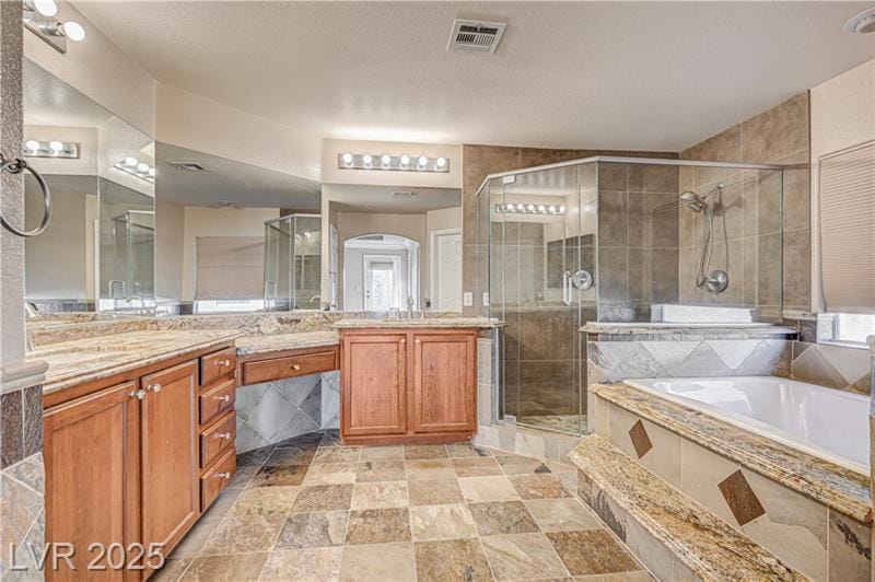 Baño principal con tina en una casa vendida por Park Place Realty, Las Vegas