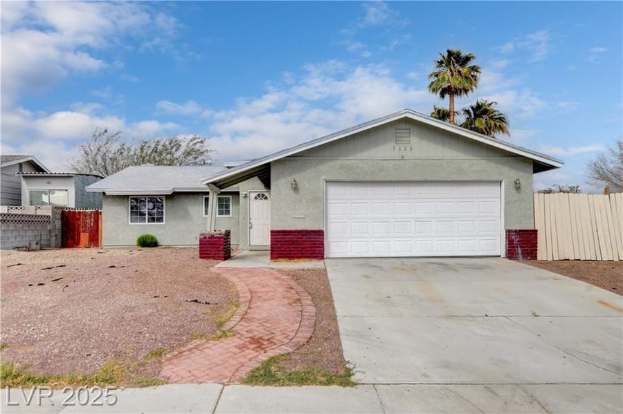 Casa estilo ranch de un piso con detalles de ladrillo y palmeras, vendida por Park Place Realty, Las Vegas