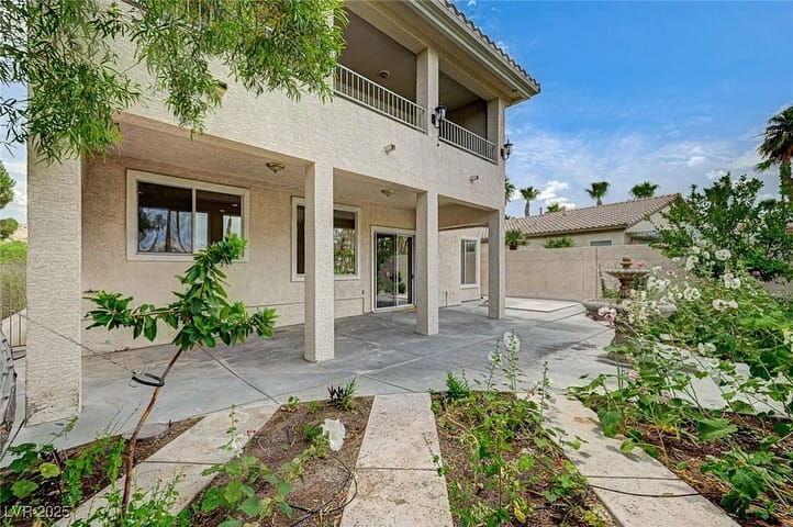 Patio trasero con jardín de una casa vendida por Park Place Realty, Las Vegas