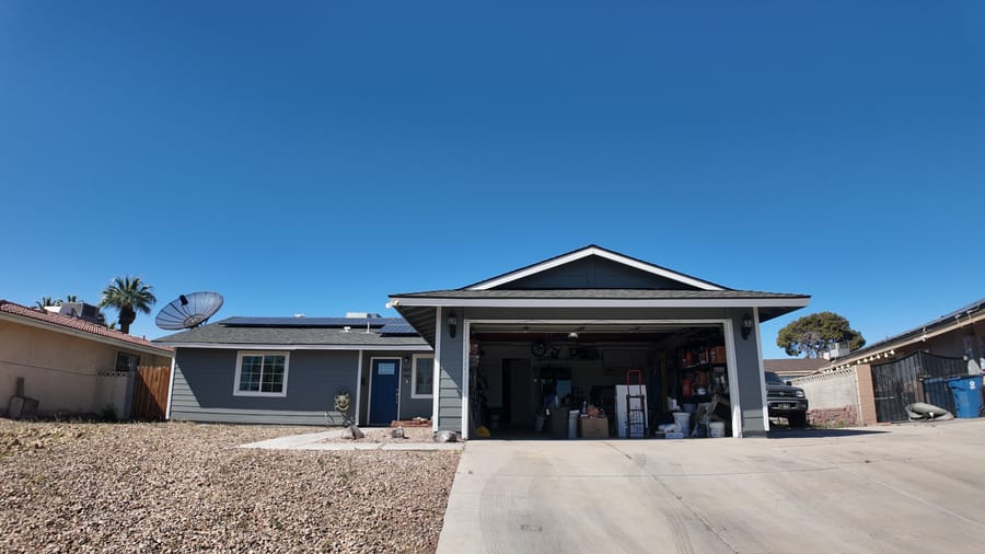 Casa estilo ranch de un piso con paneles solares y entrada amplia, vendida por Park Place Realty, Las Vegas