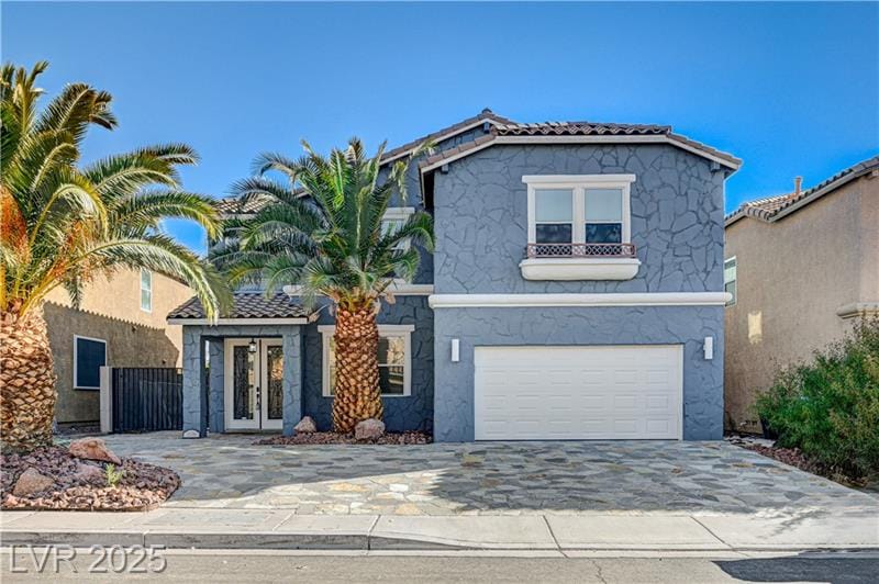 Casa de dos pisos con fachada de piedra y palmeras, vendida por Park Place Realty, Las Vegas