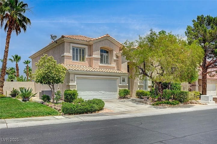 Casa de dos pisos con palmeras, vendida por Park Place Realty, Las Vegas