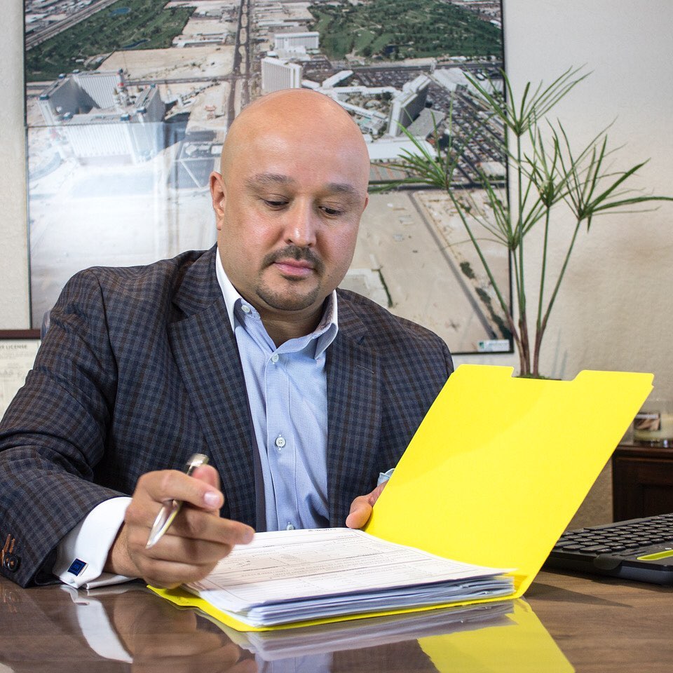 Jesse Fonseca revisando documentos en su escritorio de la oficina en Las Vegas