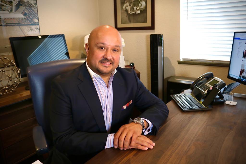 Jesse Fonseca en su escritorio en la oficina de Park Place Realty en Jones Blvd.