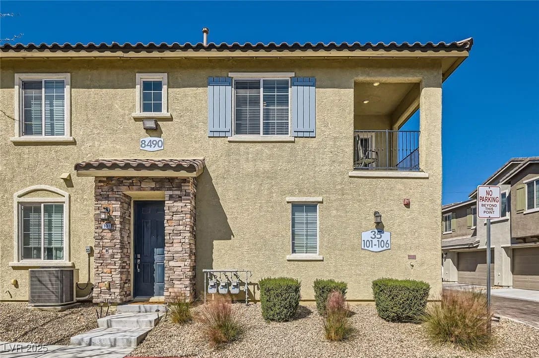 Casa bien cuidada en una calle de Spring Valley, vendida por Park Place Realty