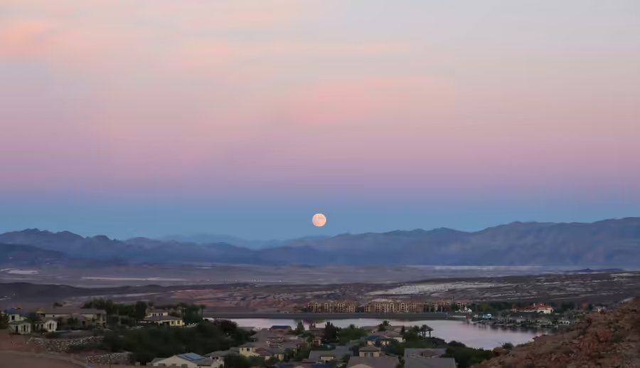 Salida de la luna sobre Lake Las Vegas en Henderson