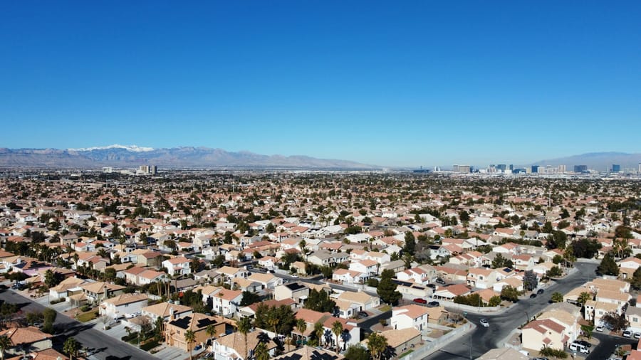Vista aérea de casas en Spring Valley con las Spring Mountains detrás