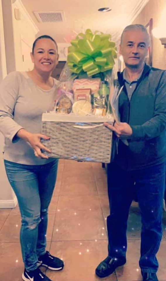 Entrega de una canasta de regalo de cierre en Park Place Realty, 2020