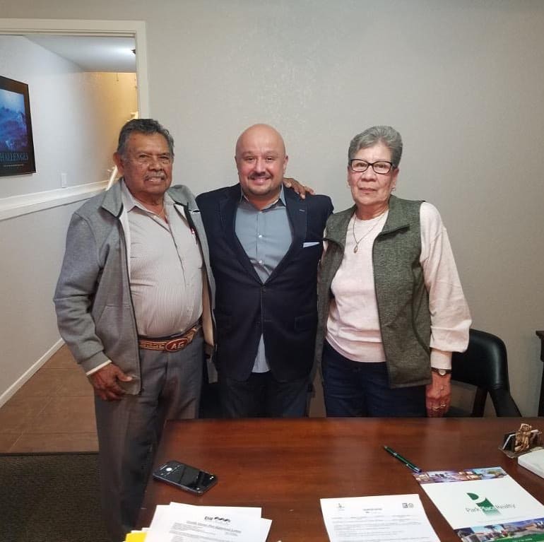 Familia de Park Place Realty con sus llaves en 2020